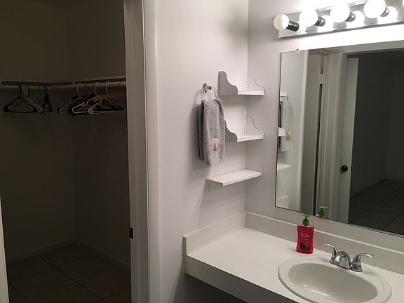 Walkin Closet - Master Suite