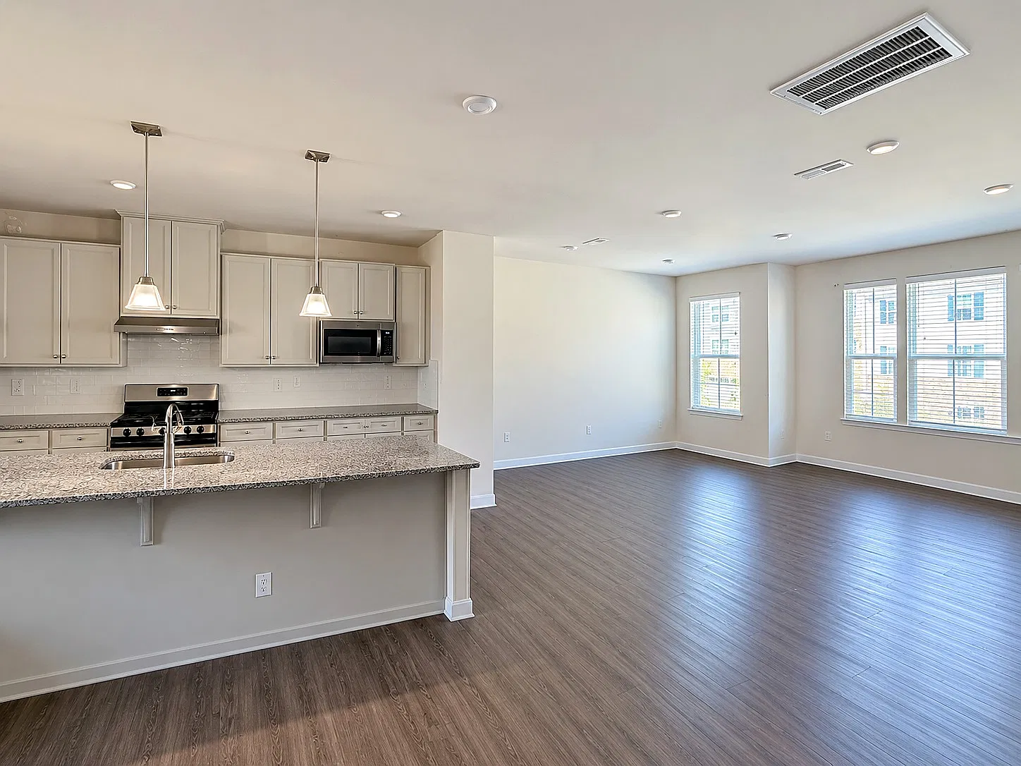 4 bed, 3.5 bath, 2202 sqft, $2,495 — Photo 4