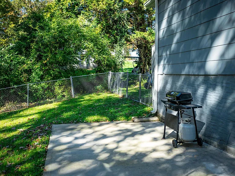 710 Danbury Dr — Photo 14