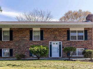 2 Heritage Rd, Fredericksburg, VA 22405