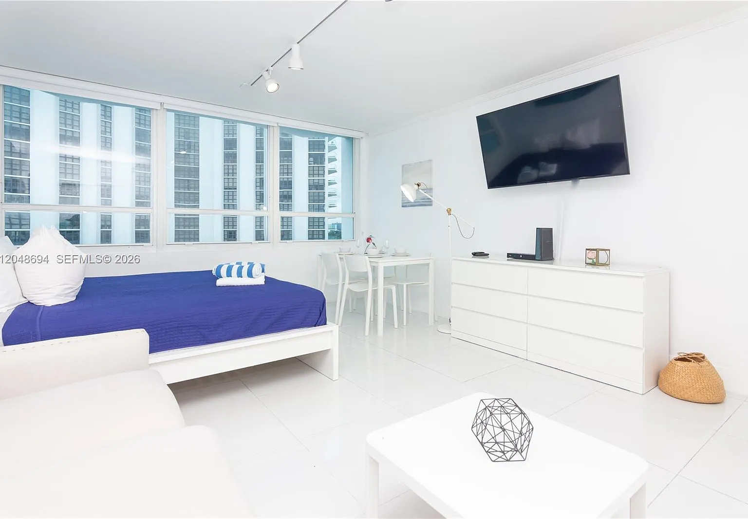 Castle Beach Club Condo — Photo 3
