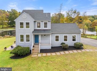 10637 Crest Hill Rd, Marshall, VA 20115