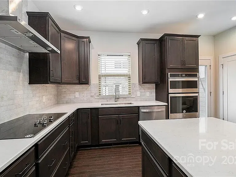 15037 New Amsterdam Ln — Photo 6