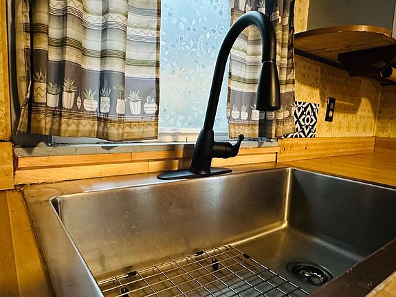 5th image of 4 Elm Dr