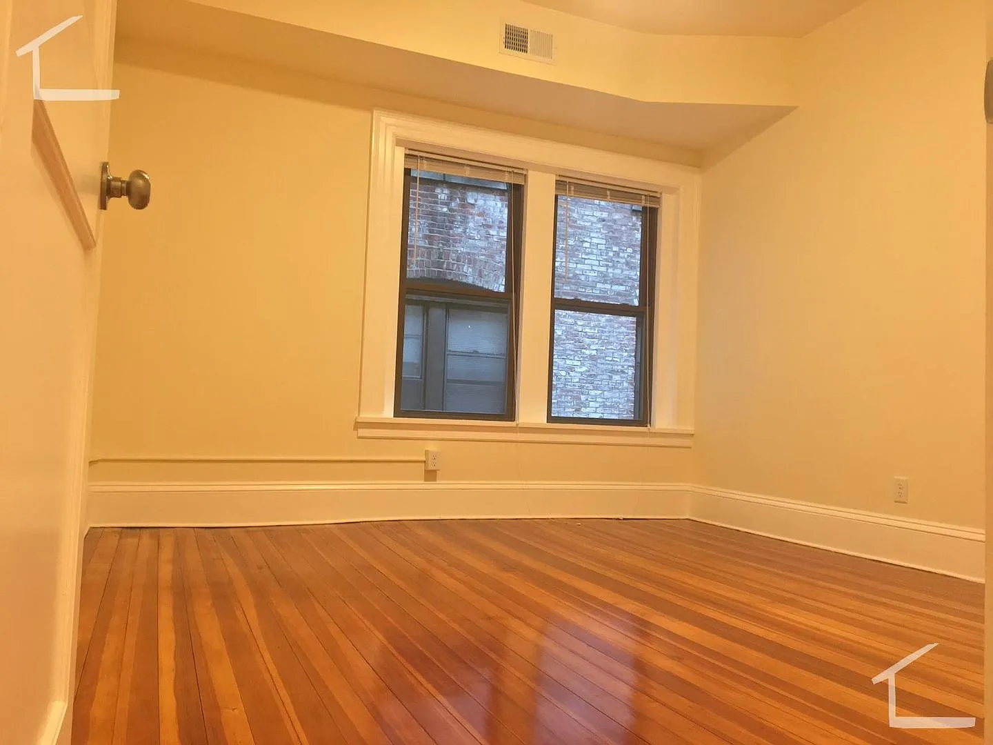 Charming 2 Bedroom-No Broker Fee — Photo 4