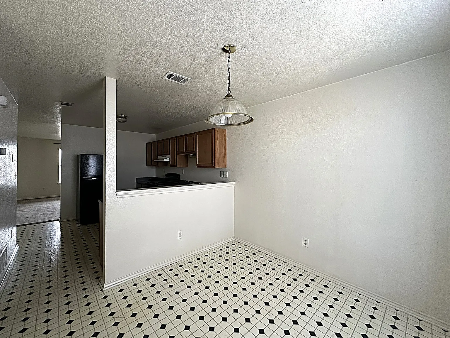 3 bed, 1134 sqft, $799 — Photo 2
