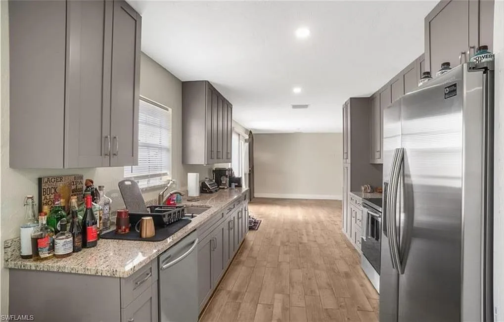 3 bed, 2.0 bath, 1140 sqft, $2,600 — Photo 3