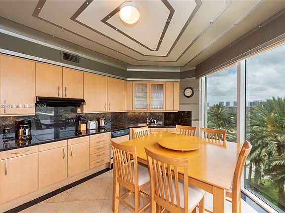 5th image of 19333 Collins Ave APT 604