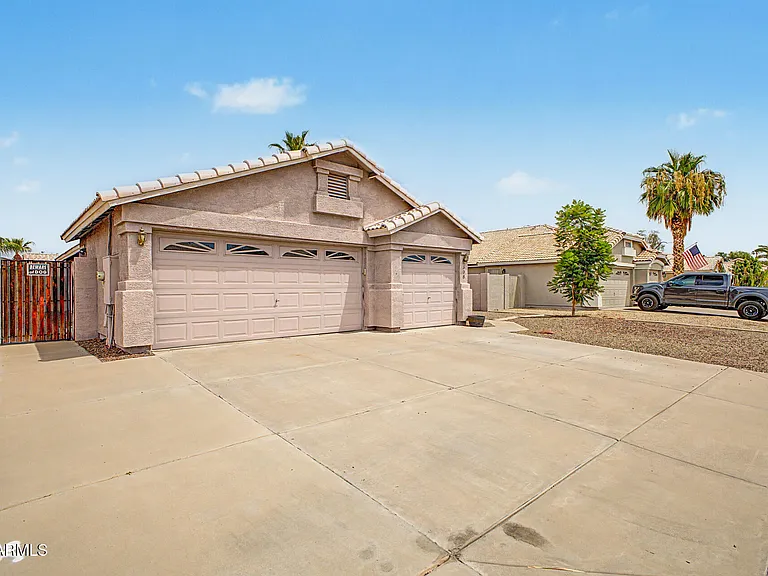 308 W Liberty Ln — Photo 2