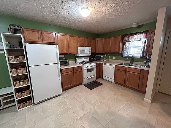 5th image of 133 N Railroad St
