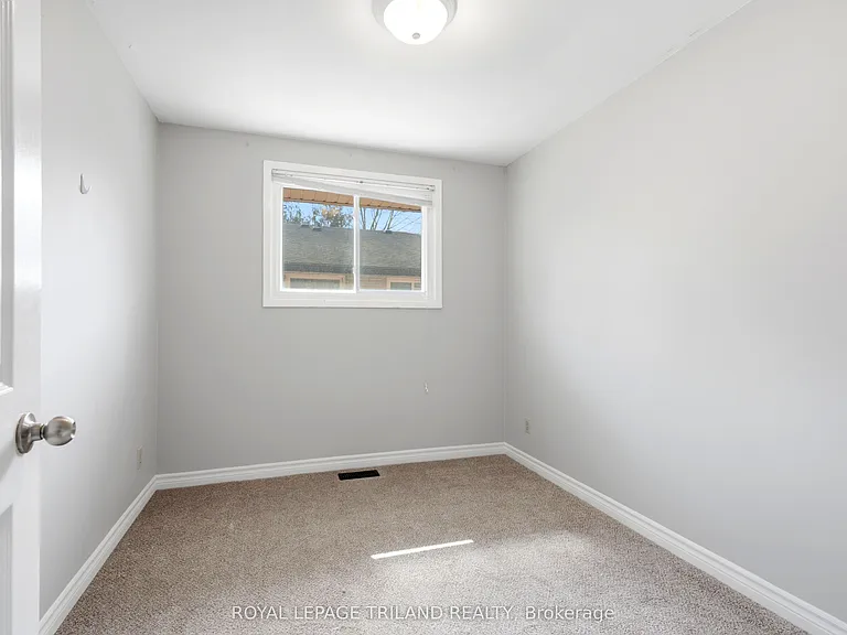 195 B Cedarvale Cres #A — Photo 9