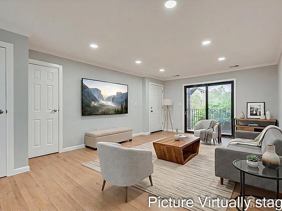 2nd image of 1213 N Oaks Blvd