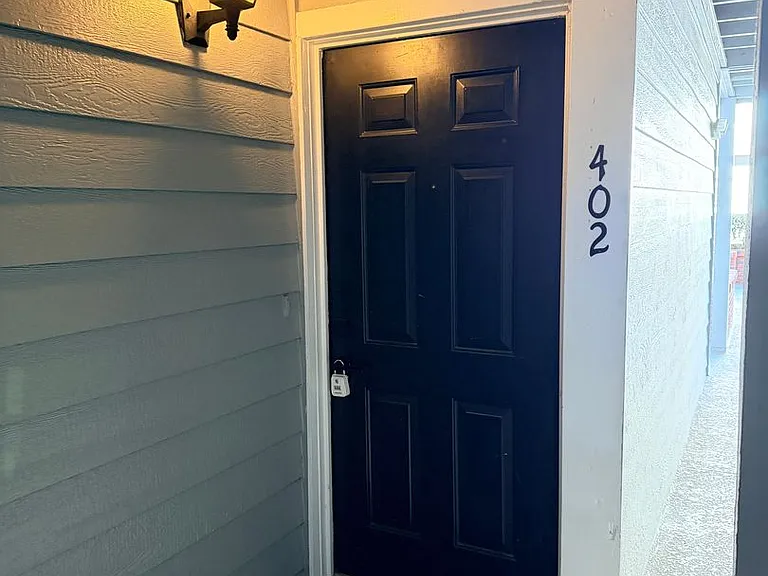 402 Granville Ct — Photo 3