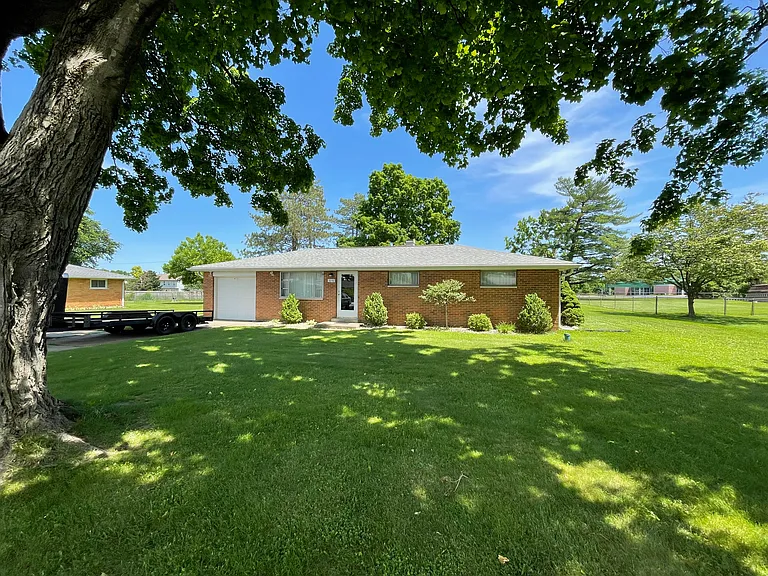 Axe Dr — Photo 1