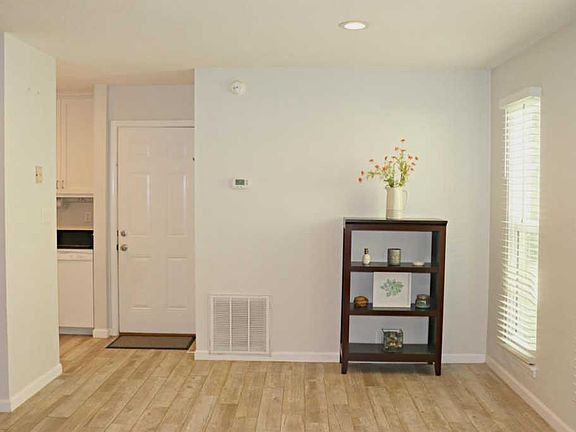 5th image of 139 Summit Ct
