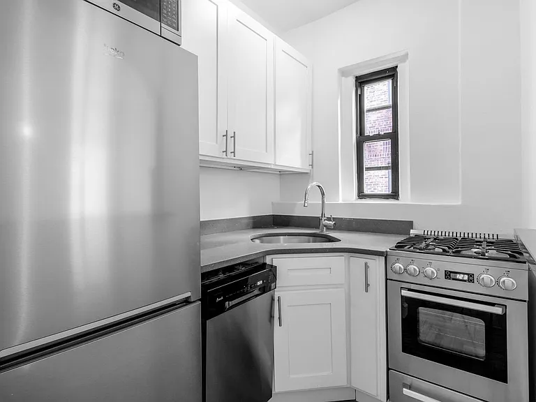 245 E 11th St #5D — Photo 5