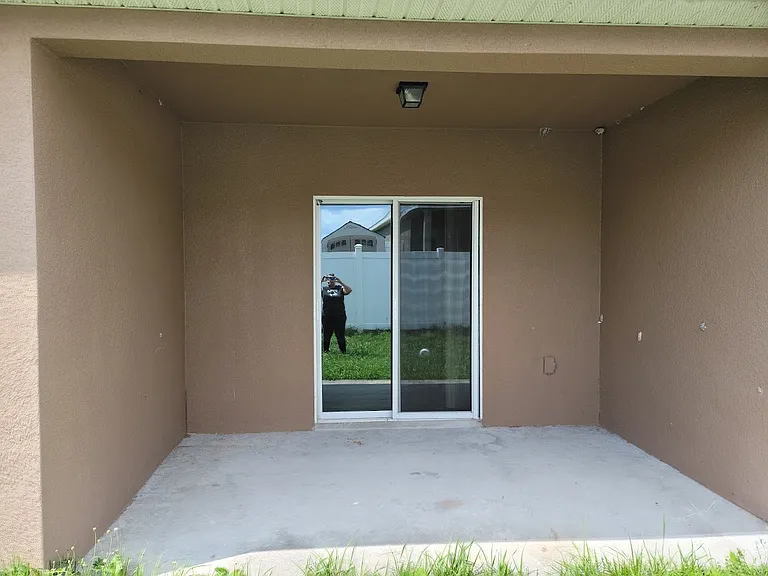 226 Oleander St — Photo 4
