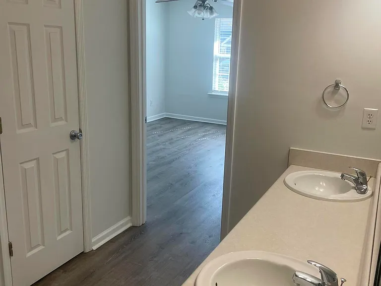 605 Goodale Ln — Photo 9