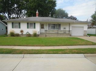 3118 Skyline Dr, Clinton, IA 52732