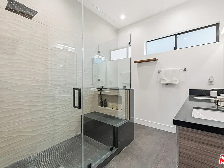 22747 Erwin St — Photo 39