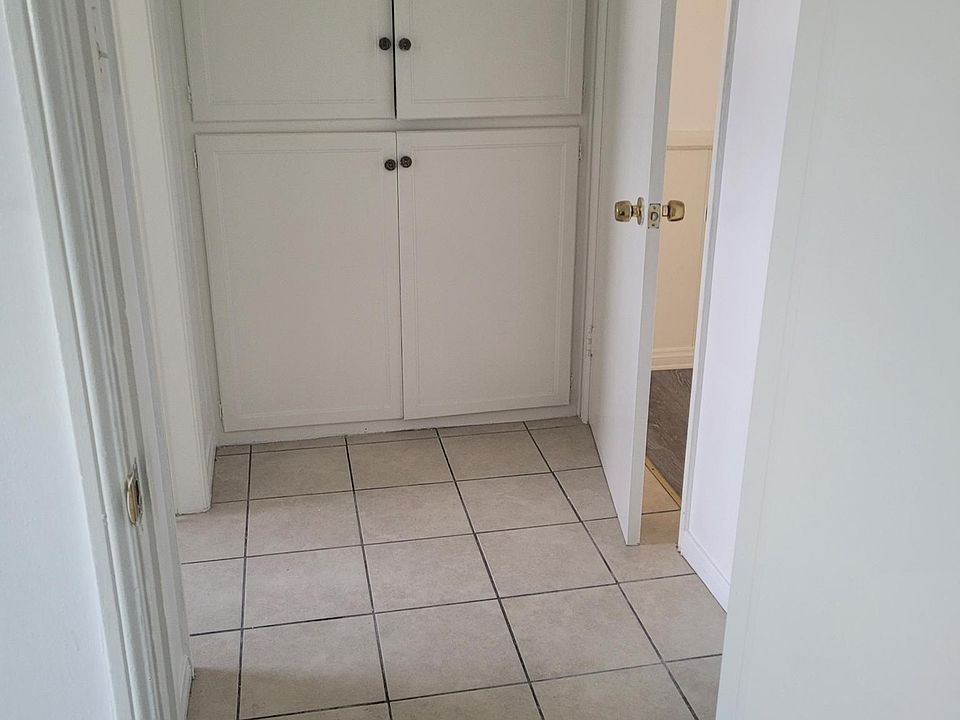 Hallway/built-ins