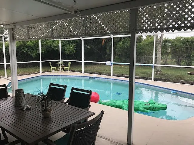 Lanai to pool