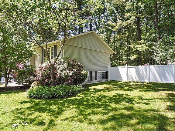 3rd image of 31 Linden Ct