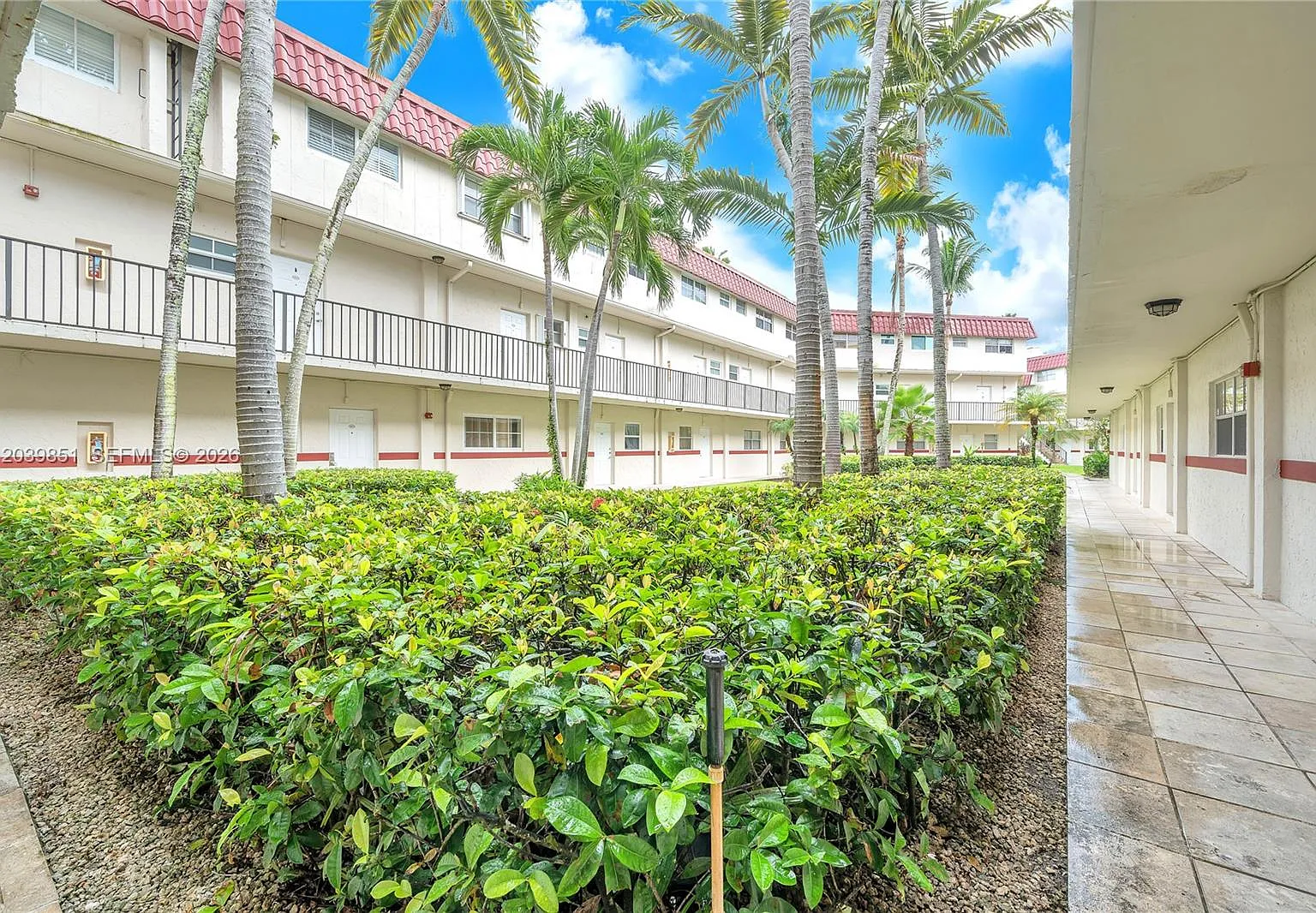 Villas Of Pinecrest Condo — Photo 3