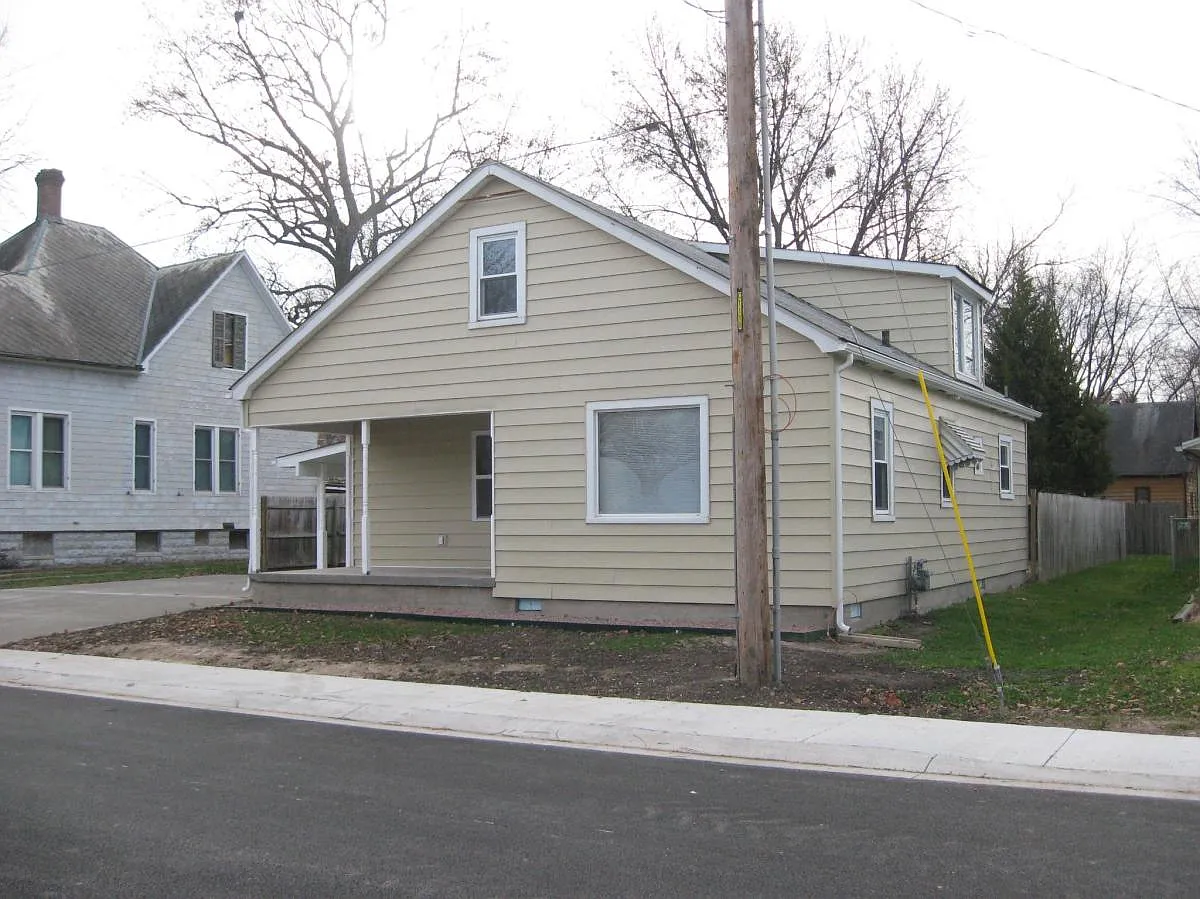 216 E George St photo 1