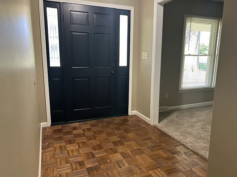1572 Oxford Way — Photo 3