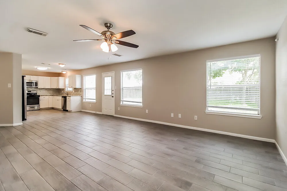 4 bed, 2.5 bath, 2190 sqft, $2,320 — Photo 4