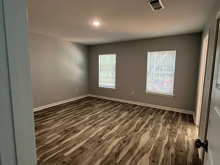 385 Lawler Ave — Photo 8