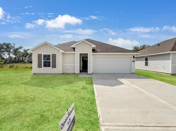 138 Montego Dr, Rockport, TX 78382