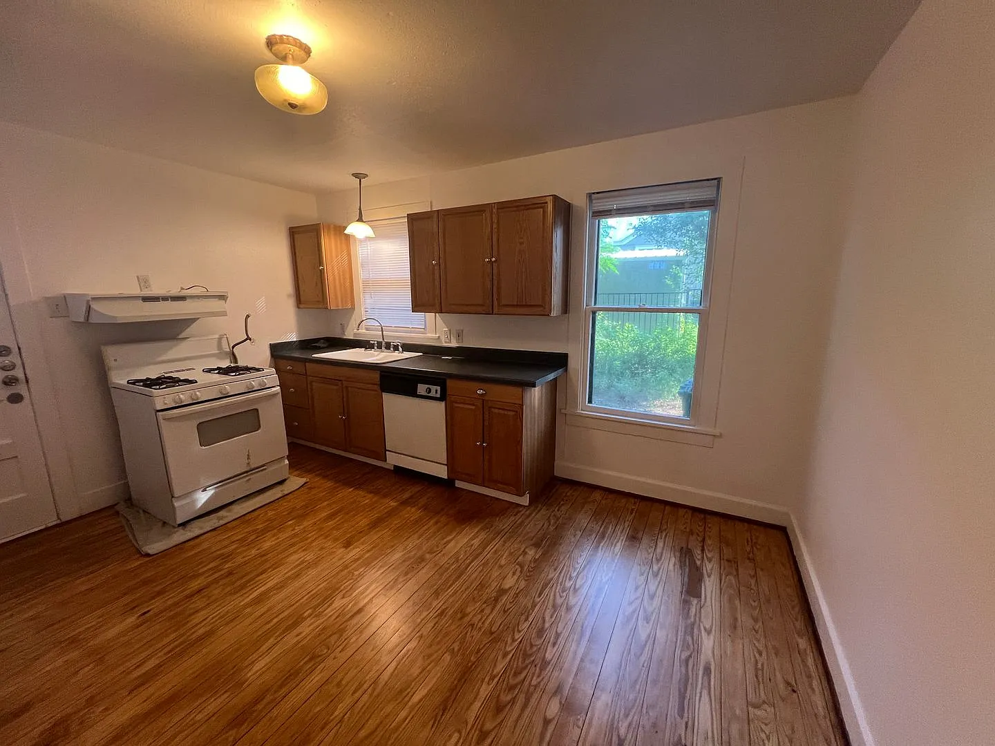 5004 Ave F — Photo 4