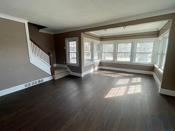 3rd image of 219 36th St
