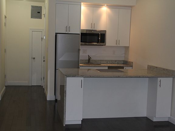 4th image of 941 Washington Ave #5DN