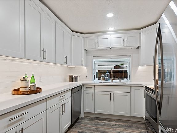 3rd image of 701 136th Pl NE APT B1