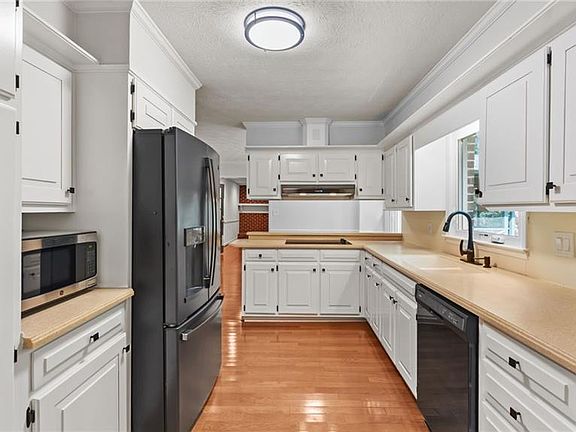 4th image of 2679 Regency Dr E
