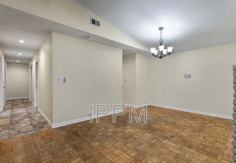 914 E Carrol St — Photo 7