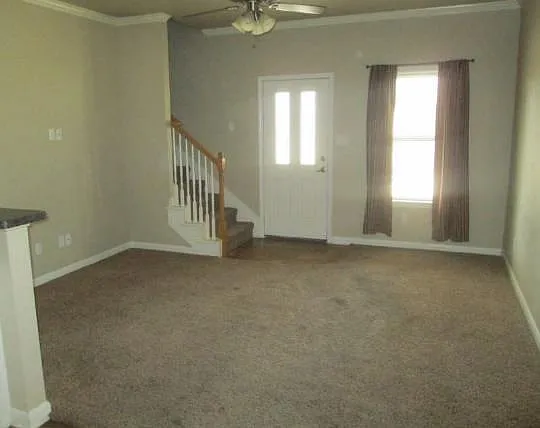 402 E Ash St — Photo 2