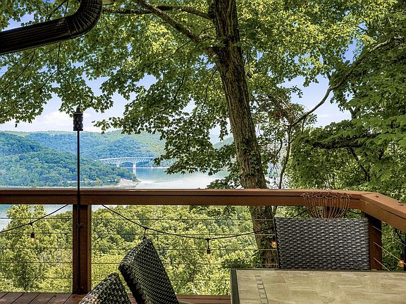 4th image of 484 Bridgeview Pl