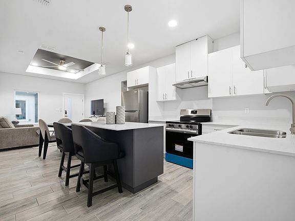 3rd image of 1600 Clinton St #1