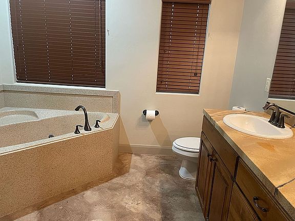 mstr bath w/ walk in shower