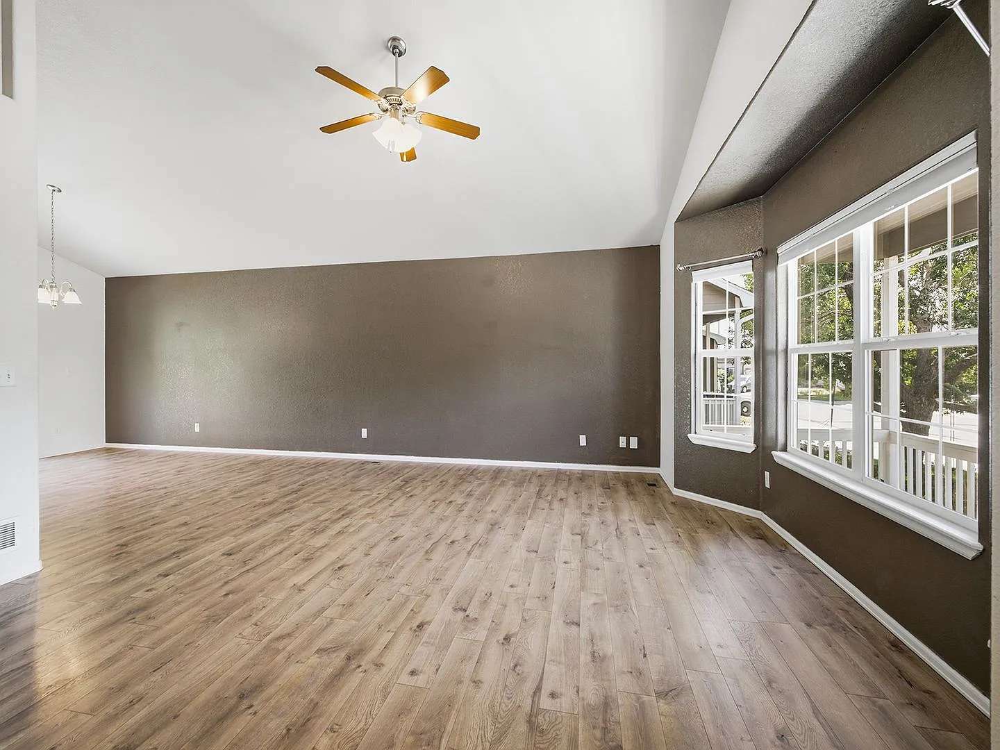 Beautiful 3 bed 2.5 Bath Home in East Loveland, CO! — Photo 3