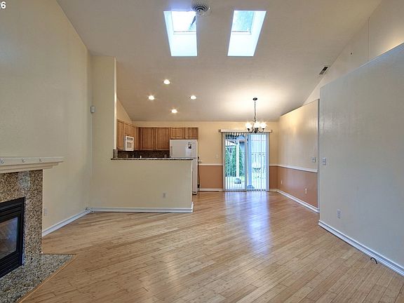5th image of 302 NW Sadie Ct
