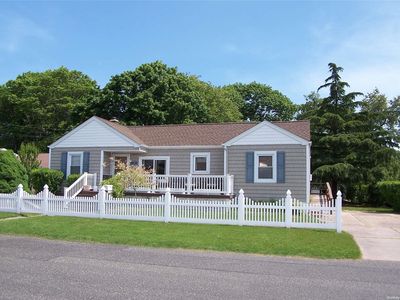 452 N Putnam Avenue, Lindenhurst, NY, 11757