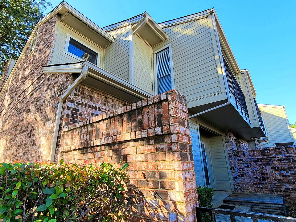 1st image of 301 Oakbrook Dr