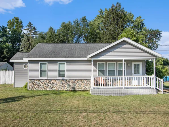 561 N Phelps St, Decatur, MI 49045