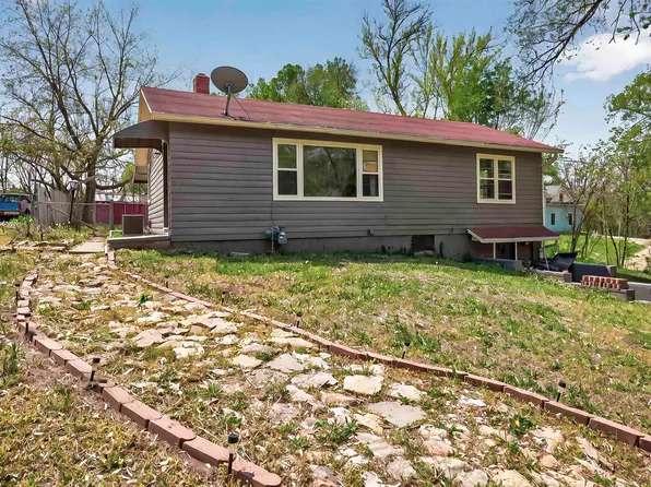 935 NW Menninger Rd, Topeka, KS 66618