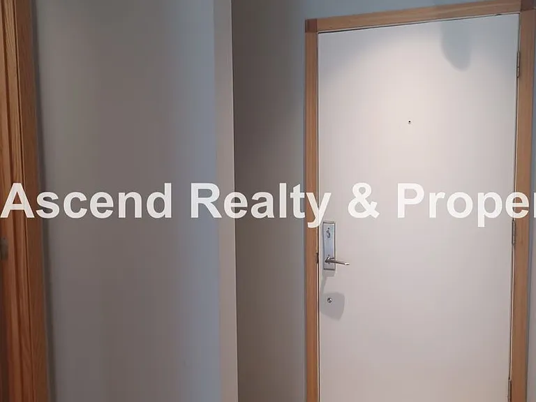 830 SW Broadway Dr #8 — Photo 4